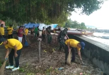Tentara Nanusa Ajak Warga Karatung Percantik Pesisir Pantai