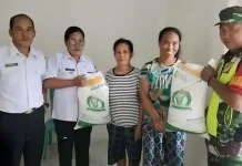 Babinsa Melonguane Dampingi Penyaluran Bantuan Beras Masyarakat Talaud