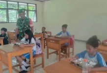 Babinsa Dampingi Distribusi Makan Bergizi Gratis di Beo