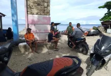 Babinsa Mangaran Jalin Kedekatan Dengan Warga di Pelabuhan