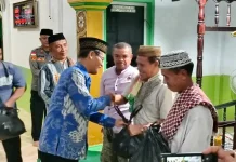 Kakan Kemenag Serahkan Bantuan Kepada Umat