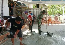 Babinsa Lirung dan Warga Kompak Cor Tiang Gereja