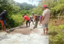 Babinsa dan Warga Marampit Gotong Royong Perbaiki Jalan
