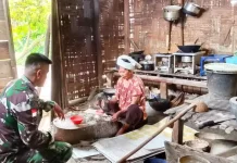 Babinsa Sambangi Pembuat Kue Tradisional