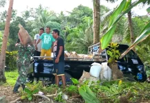 Babinsa Bantu Jemaat Angkat Material Bangunan Gereja