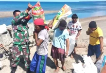 Babinsa Bantu Warga Bangun Rumah Tinggal