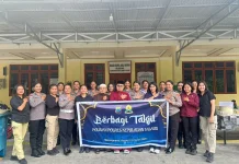Polwan Polres Talaud Bagikan Takjil di Masjid Melonguane