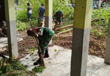 TNI dan Pemerintah Kabaruan Bersihkan Halaman Puskesmas Mangaran