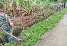 Babinsa Kabaruan Gotong Royong Bersihkan Saluran Air Desa
