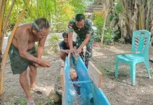 Babinsa Bantu Nelayan Membuat Perahu