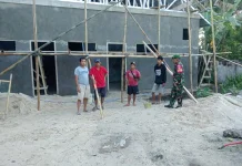 Babinsa Melonguane Kawal Pembangunan Dapur Sehat Siswa Talaud