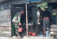 Babinsa Koramil Lirung Bantu Pengecoran Pondasi Rumah Warga