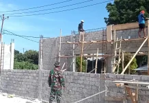 Babinsa Ikut Membantu Penyelesaian Gedung Koperasi Merah Putih