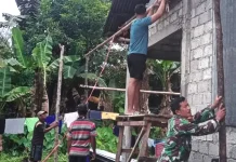 Babinsa Rainis Bantu Warga Pasang Tenda