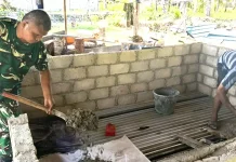 Babinsa Bantu Warga yang Memperbaiki Tempat Usah