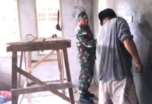 Babinsa Raini Bantu Warga Bangun Rumah