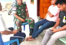 Komsos Babinsa Dapihe, Ajak Warga Lakukan Pembersihan Lingkungan