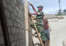 Babinsa Koramil Melonguane Bantu Bangun Rumah Warga Tule