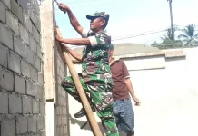 Babinsa Bantu Warga Binaan Bangun Rumah