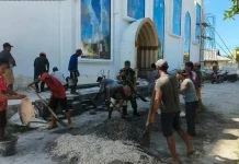 Babinsa Koramil Nanusa Bantu Warga Cetak Batu Bata
