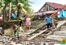 Babinsa Bantu Bersihkan Sampah