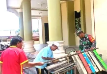 Sambut Paskah Babinsa Ikut Menata Halam Gereja