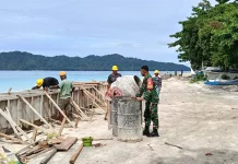 Babinsa Pantau Pembangunan Talut di Kelurahan Melonguane Barat