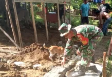 Babinsa Bantu Warga dalam Membangun Rumah