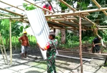 Babinsa Lirung Bantu Warga dalam Pembuatan Bangsal