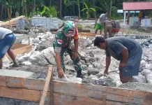 Babinsa Bantu Warga Bagun Tempat Tinggal yang Nyaman