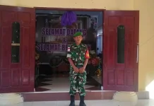 Babinsa Melonguane Kawal Ibadah Jumat Agung Penuh Hikmat