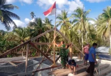 Babinsa Koramil Rainis Bantu Warga Pasang Kap Rumah