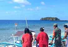 Babinsa Miangas Bantu Nelayan Turunkan Perahu