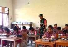 Babinsa Kawal Pembagian MBG
