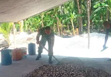 Babinsa Miangas Bantu Warga Bagun Rumah Tinggal