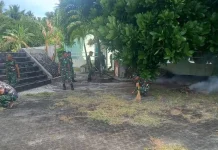 TNI Bersama Warga Miangas Bersihkan Halaman Monumen Santiago