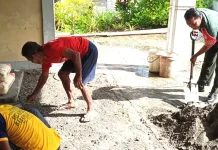 Babinsa Bantu Warga Binaan Bagun Rumah Tinggal