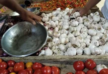 Harga Bawang Putih di Pasar Lirung Naik