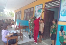 Babinsa Dampingi Pemeriksaan Kesehatan Siswa SDK Kalvari Dapalan