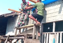 Babinsa Rainis Bantu Warga Bangun Rumah