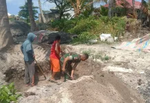 Babinsa Miangas Dampingi Warga Bangun Tempat Pengolahan Kopra