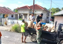 Babinsa Bantu Warga Angkat Pasir