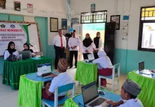 Kakan Kemenag Talaud Memantau Tes Akademik  Madrasah Ibtidaiyah Al-Hidayah
