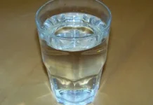 Minum Air Putih sebelum Tidur Memiliki Manfaat Kesehatan