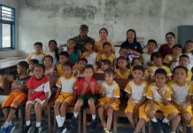 Babinsa Beri Pendamping pada Imunisasi Anak di Kakorotan