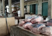 Harga Daging Ayam di Pasar Melonguane Naik