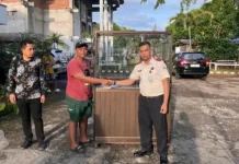Kalapas Lirung Serahkan Bantuan Gerobak Usaha bagi Masyarakat