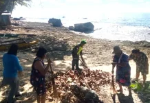 Babinsa Bersama Masyarakat Bersihkan Pesisir Pantai