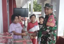 Babinsa Dampingi Penyaluran Makanan Bergizi Gratis di Talaud