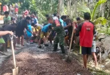 Babinsa Koramil Rainis dan Warga Kompak Cor Jalan